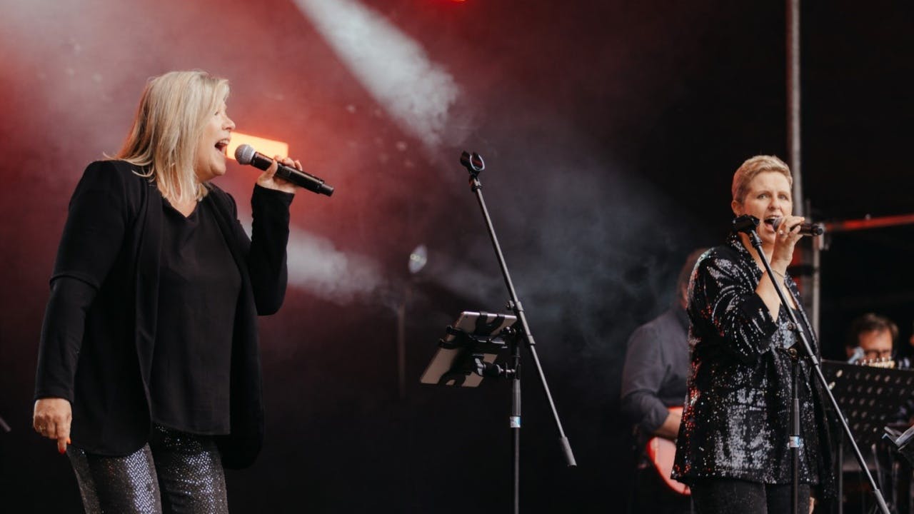 Nicole Adriaenssens en Natalie Schoonbaert met de Hommageband muziektheater.be.jpg