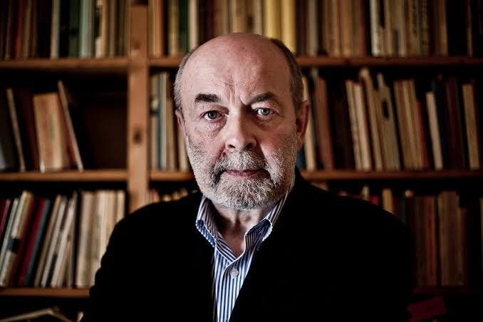 Leonard Nolens in zijn bibliotheek