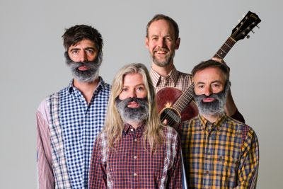 portret van de acteurs, 3 van hen dragen een valse baard, een zonder baard draagt een gitaar