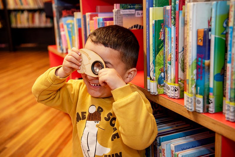Jongen kijkt door vergrootglas