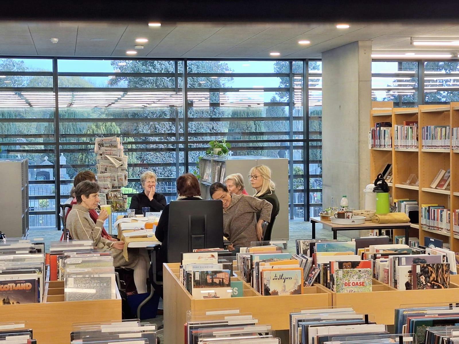 Groep SamenLezen aan een tafel in een leeszaal van een bib