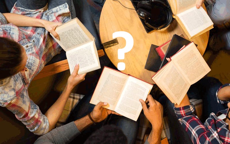 Enkele mensen lezen samen in een boek, er staat een groot vraagteken in het midden.