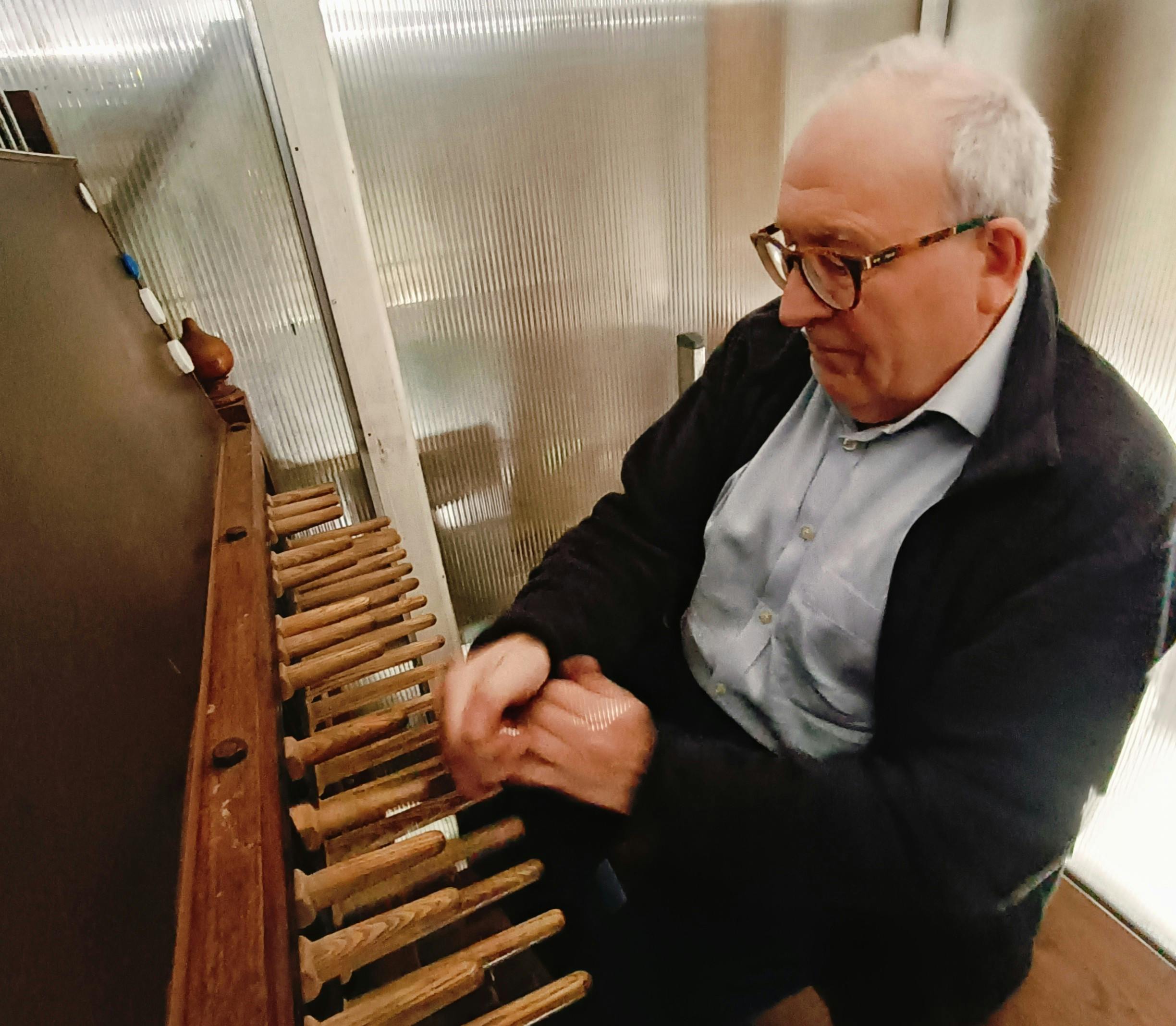 Beiaardier Ludo Van den Bos speelt elke zomerse zaterdag een romantisch beiaardconcert.