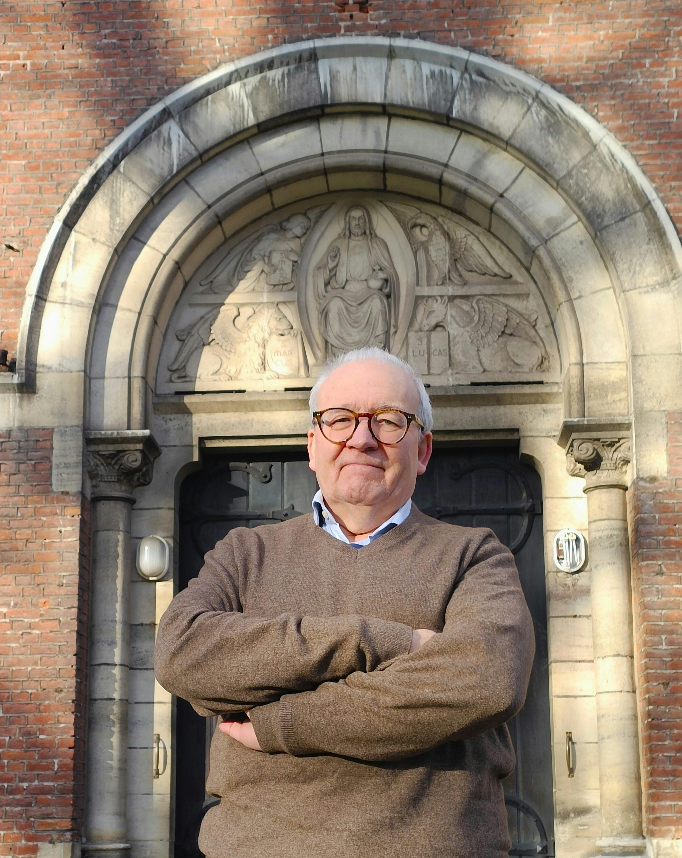 Beiaardier Ludo Van den Bos speelt elke zomerse zondag een romantisch concert.