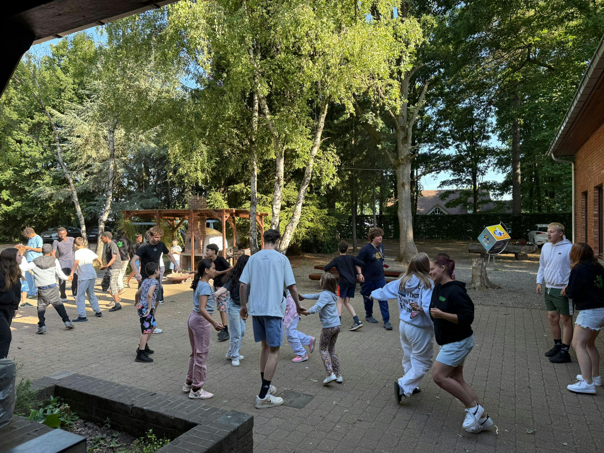 Jongeren dansen op kamp