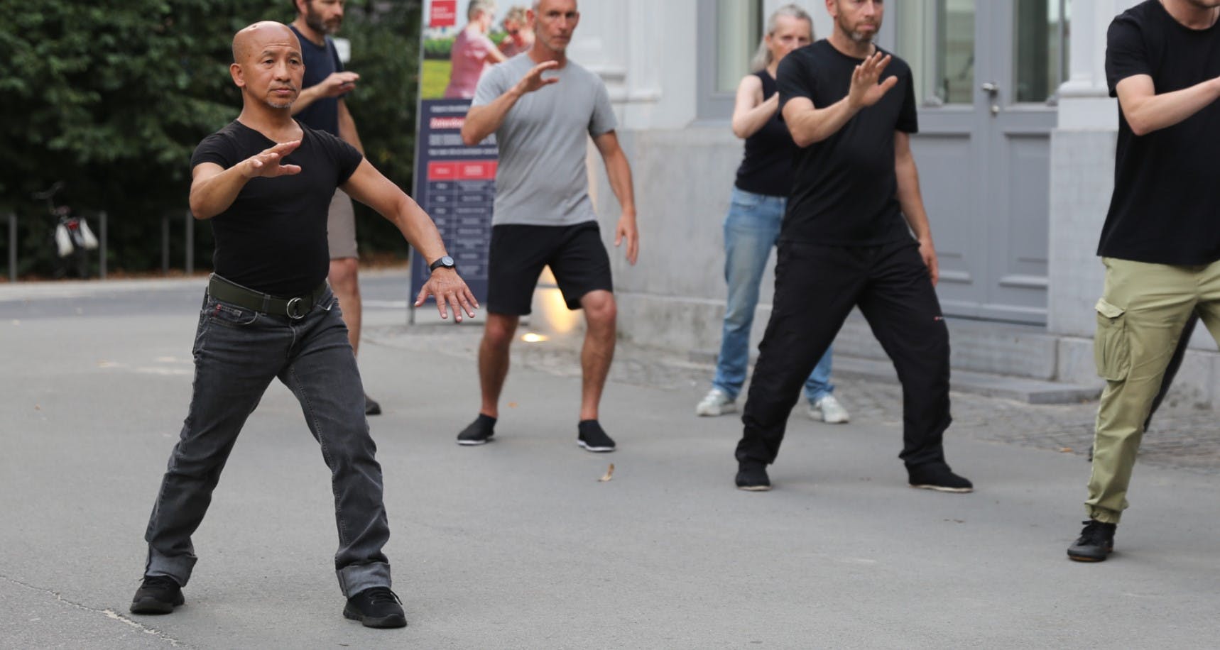 Lo shifu demonstreert Taichi Brush Knee