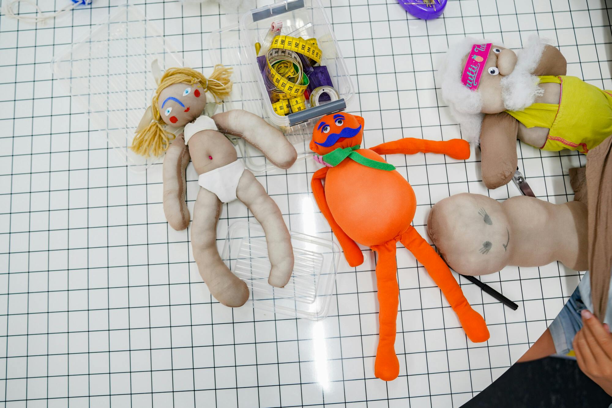 Popjes uit oude stoffen op een tafel