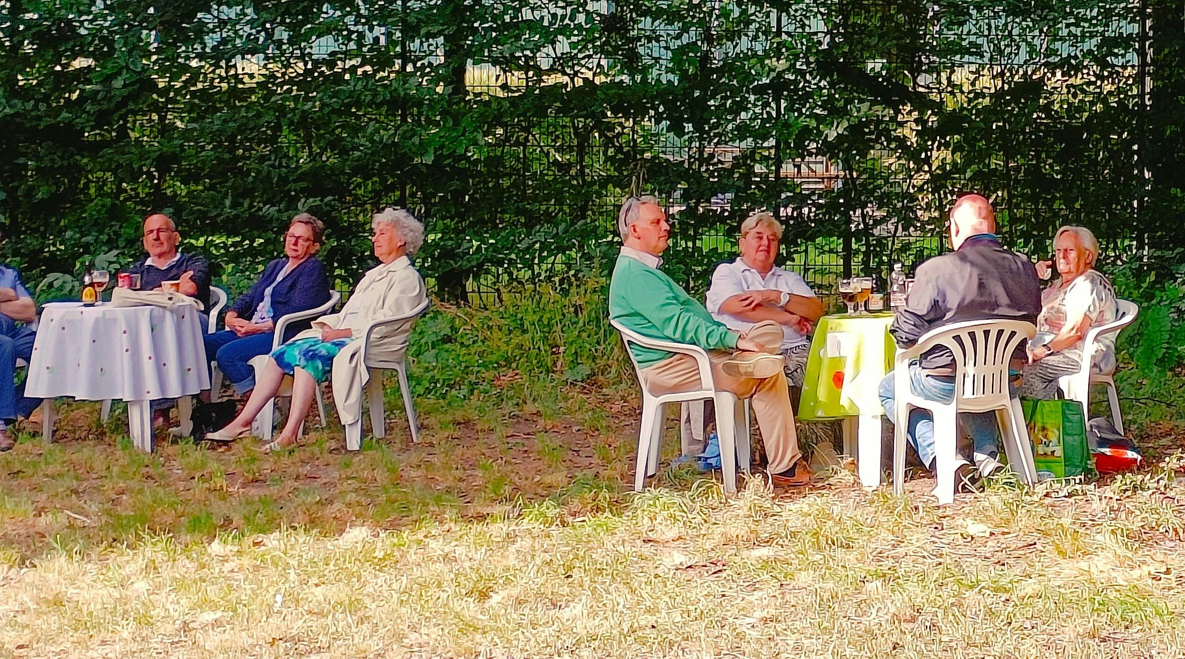 In de schaduw luisteren naar de beiaardmuziek