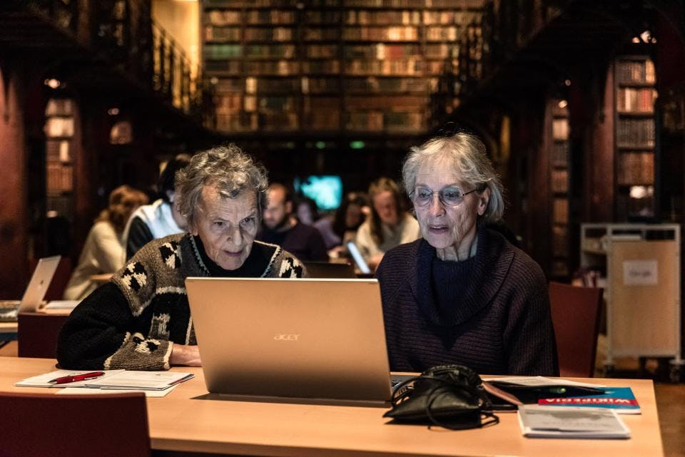 2 deelnemers aan een wiki schrijfsessie in de Nottebohmzaal
