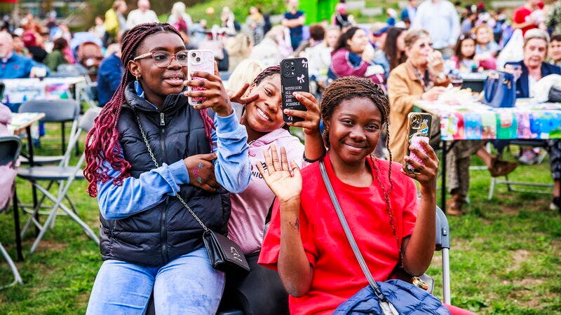 meisjes nemen foto met smartphone