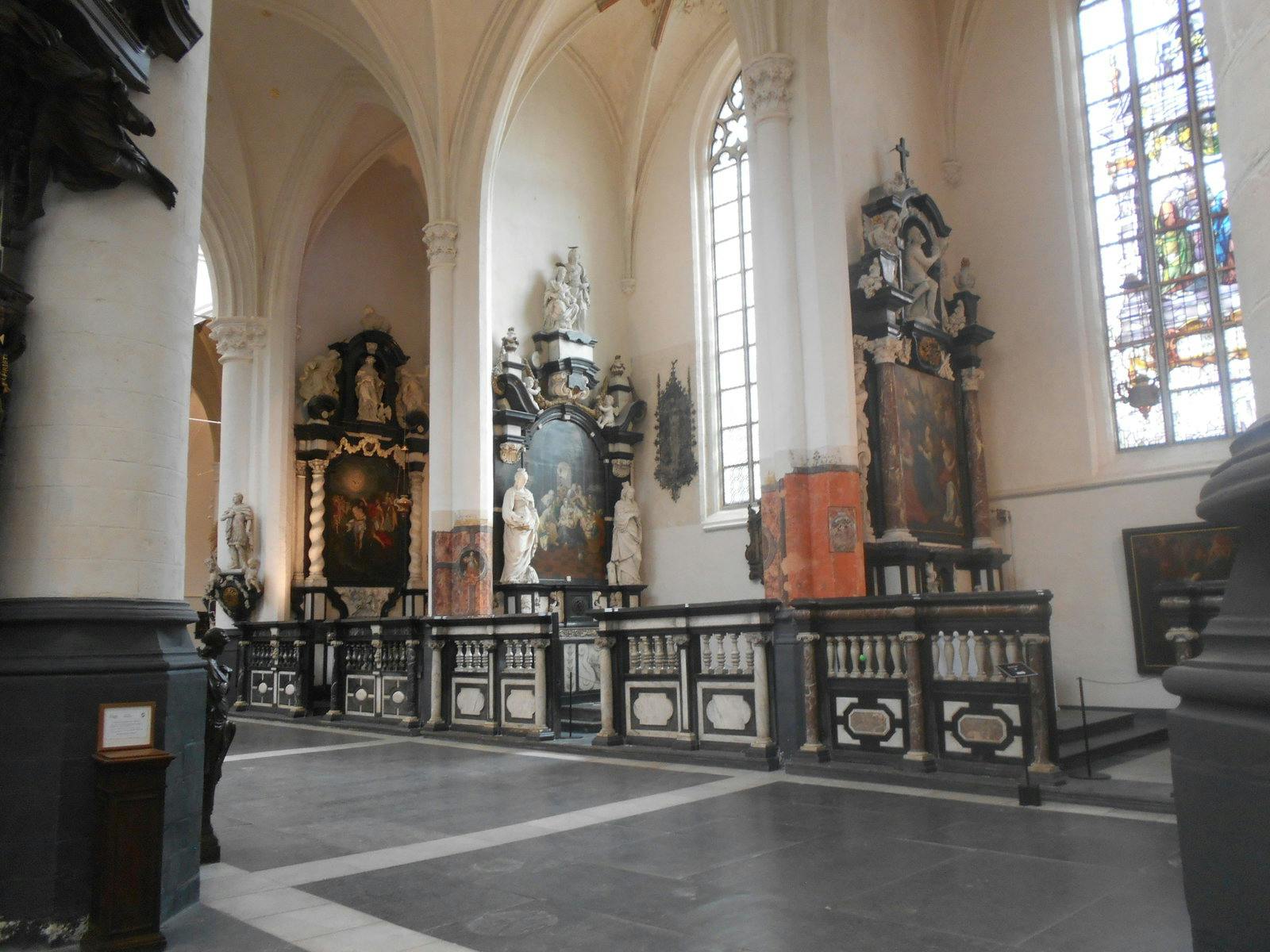 Sint Jacobskerk Antwerpen zijkant schip zicht op 3zijkapellen en wandschilderingen kolommen begin 16de eeuw