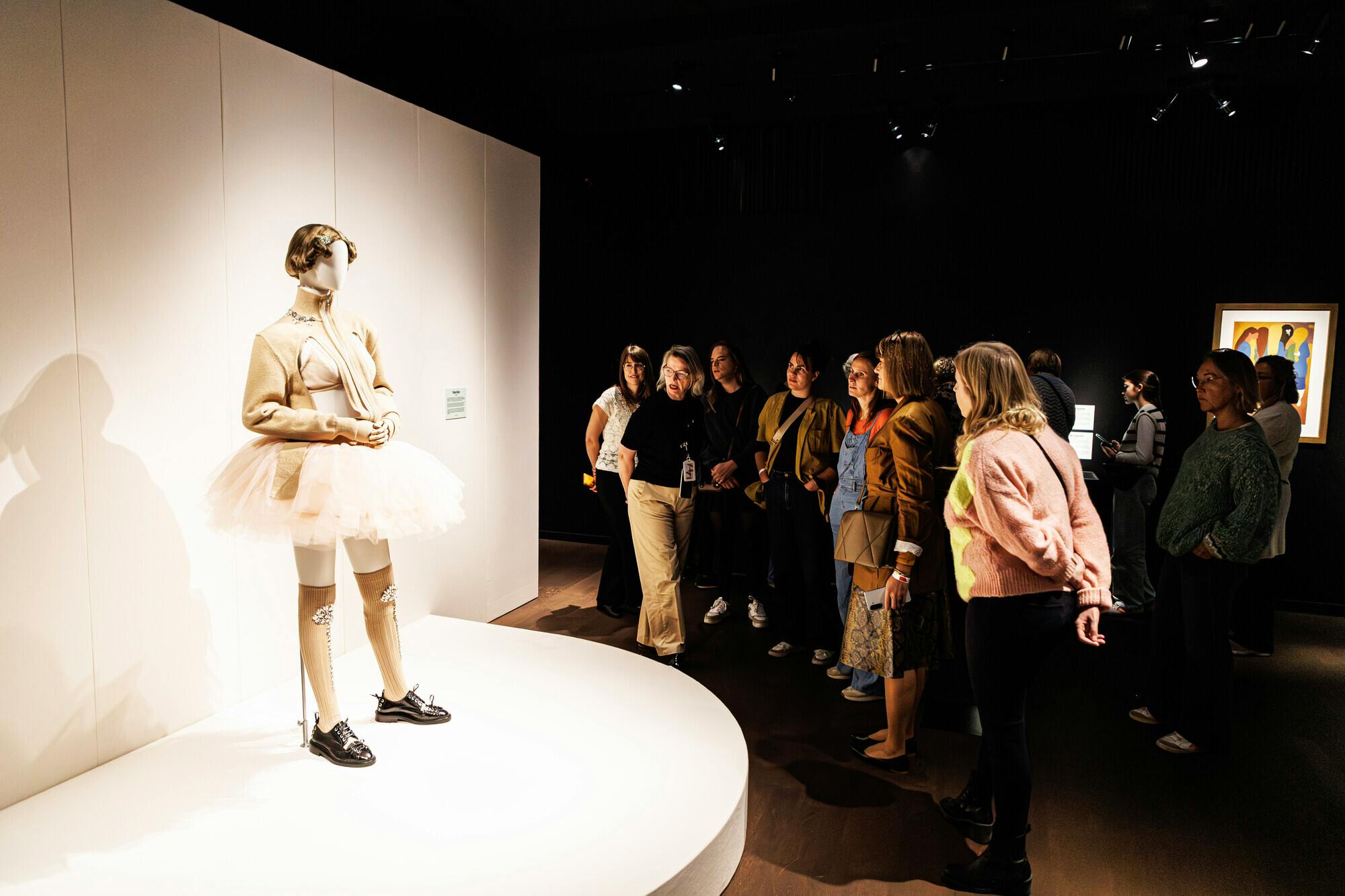 groep bekijkt silhouet in de tentoonstelling